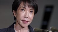 Sanae Takaichi puhuu mikrofoniin.