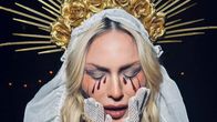 Madonna är utklädd till en gråtande madonna, tårar målade på kinder, spetsdukar på huvudet.