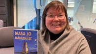 Marja-Liisa Olthuis pidtää kädessään kirjoittamansa Masa jo mánudáást kirja kädessä. 