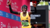 Peres Jepchirchir tuulettaa Lontoon maratonin voittoa. 