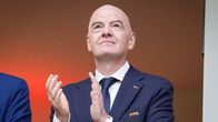 Gianni Infantino taputtaa käsiään yhteen.