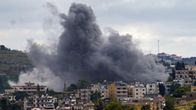 Savua nousee israelilaisen ilmaiskun kohteena olleesta kylästä.