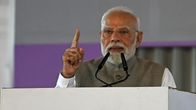 Intian pääministeri Narendra Modi sormi pystyssä.