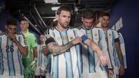 Lionel Messi johdattaa Argentiinan pelaajat MM-viheriölle.