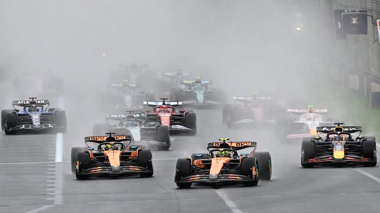 Formula 1 -autot sateisessa säässä Melbournessa Lando Norrisin ollessa kärjessä.