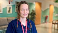 Hoitaja hymyilee kameralle. Hanna Karppinen. 