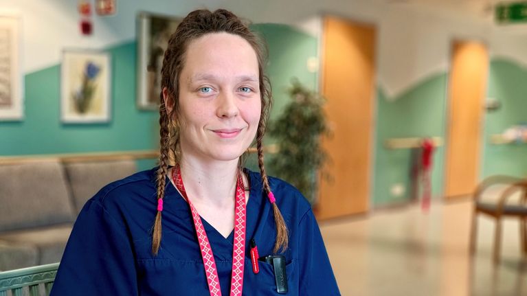 Hoitaja hymyilee kameralle. Hanna Karppinen. 