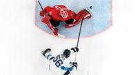 Erik Haula tekee alivoimamaalin olympiavälierässä Kanadaa vastaan.