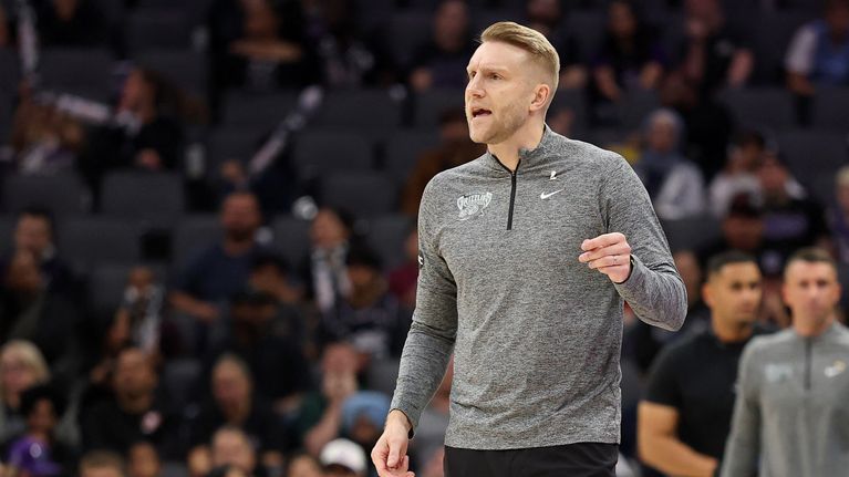 Tuomas Iisalo Memphisin päävalmentajana NBA:ssa.