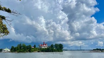 Muhkea pilvet Helsingissä, merellä Klippanin yllä. 