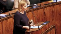 sosiaali ja terveysmiisteri Kaisa Juusoi puhuu eduskunnan suuressa salissa vanhuslaista.