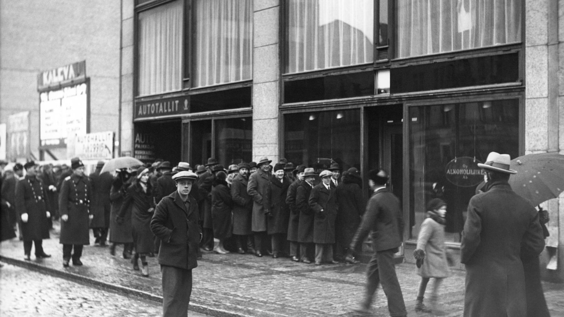 Väkijoukkoja jonottamassa alkoholimyymälän edessä kieltolain päätyttyä