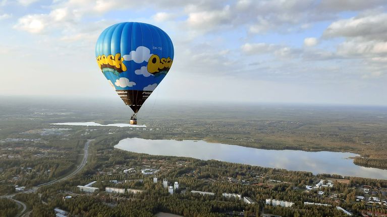 Oulun Qsctokin kuumailmapallo Oulun yllä.