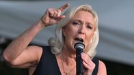 Marine le pen huutaa mikrofoniin.