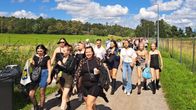 Festarikävijät kävelevät hiekkatietä pitkin Ruisrockiin.