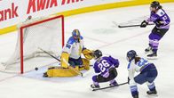 Toronto Sceptresin maalivahti Kristen Campbell torjuu Minnesota Frostin hyökkääjä Kendall Coyne Schofieldin vedon.