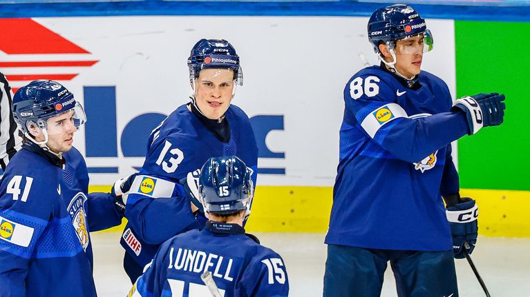Teräväinen tuulettamassa maalia.