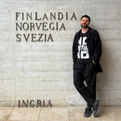 Mies seisoo seinän edessä.