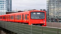 Metrojuna Kalasataman sillalla.