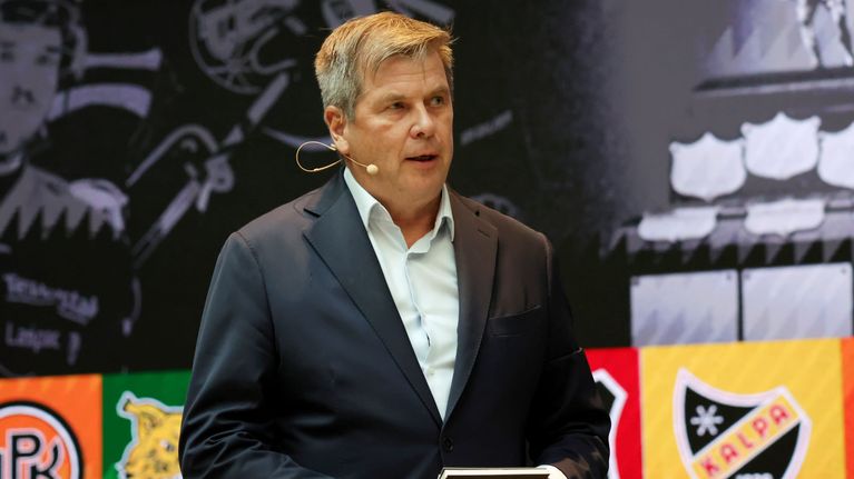 Heikki Hiltunen håller tal.