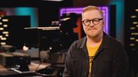 Ohjaaja Teemu Nikki Yle Kulttuuricocktail Liven -studiossa.