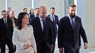 Saksan ulkoministeri Annalena Baerbock, Ranskan ulkoministeri Jean-Noel Barrot ja Syyrian uusi johtaja Ahmed al-Sharaa kävelevät vierekkäin.