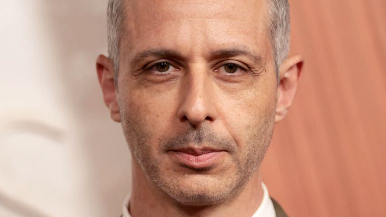  Jeremy Strong.