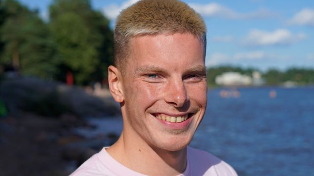 Otto Auer hymyilee kameralle meren rannalla.