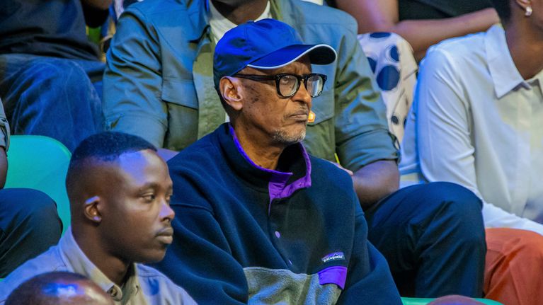 Ruandan presidentti Paul Kagame istuu urheilukatsomossa. 