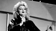 Bonnie Tyler esiintymässä Sanremossa.