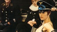 Charlotte Rampling koppalakissa elokuvassa Yöportieeri
