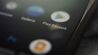 Google Play -sovelluskauppa OnePlus-älypuhelimen ruudulla.