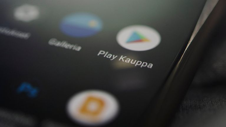 Google Play -sovelluskauppa OnePlus-älypuhelimen ruudulla.