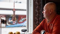 Mien katsoo ulos ikkunasta.