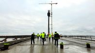 Journalister närmar sig Kronbergsbrons pylon.