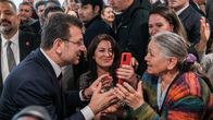 Istanbulin pormestari Ekrem İmamoğlun kannattajat ottavat kuvia hänen kanssaan ihmisten keskellä.
