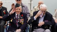 Två brittiska krigsveteraner reser med färja över till Normandie för att delta i D-Day-ceremonierna. 