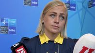 Ulkoministeri Elina Valtonen. Etualalla toimittajien mikrofoneja.