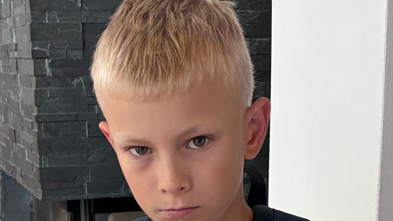 en 11-årig pojke med ryggsäcken på ryggen.