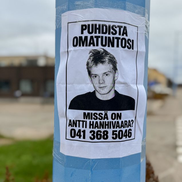 Lappu tolpassa, jossa on puhelinnumero ja teksti "Puhdista omatuntosi, missä on Antti Hanhivaara?".
