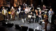 Wentus Blues Band 20-vuotiskonsertissa Aleksanterin teatterissa Helsingissä. Kuva dokumenttielokuvasta Family Meeting.