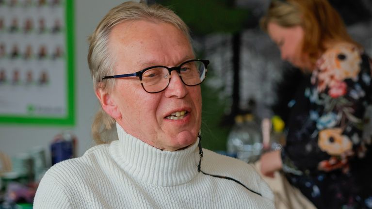 Maalaislääkärinä tunnettu Tapani Kiminkinen (kesk.) vuoden 2025 aluevaalien tulosiltana. 