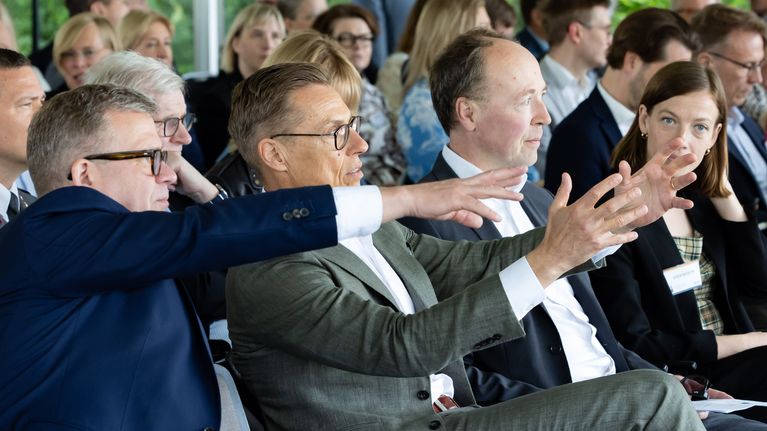 Eduskunnan puhemies Jussi Halla-aho, tasavallan presidentti Alexander Stubb ja pääministeri Petteri Orpo (kok) istuvat Kultaranta keskustelujen kokousteltassa.