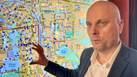 Mies seisoo suuren kartan edessä ja osoittaa toisella kädellä kartasta Tampereen keskustan aluetta.