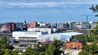 Silhuettikuvassa kaupunki ja rakennuksia.