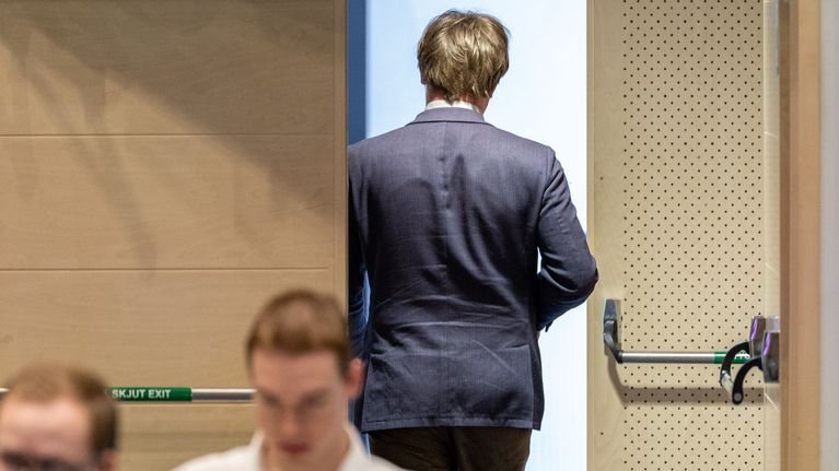 Ilkka Sasi kävelemässä ulos valtuustosalista.