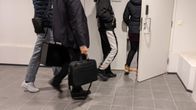 Helsingin käräjäoikeudessa alkoi perjantaina 4. maaliskuuta 2022 helsinkiläisen ja espoolaisen katujengin yhteenottojen käsittely. Kuvassa ihmisiä astuu oikeussaliin.