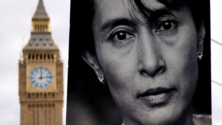 Mielenosoittajan Aung San Suu Kyin juliste, jossa vaaditaan hänen vapauttamistaan. Taustalla Big Ben -torni Lontoossa.