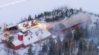 Navetta palaa Kouvolassa. Ilmakuvassa näkyy savuava raunio navetasta.