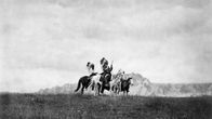 Kolme sioux-intiaania ratsailla.